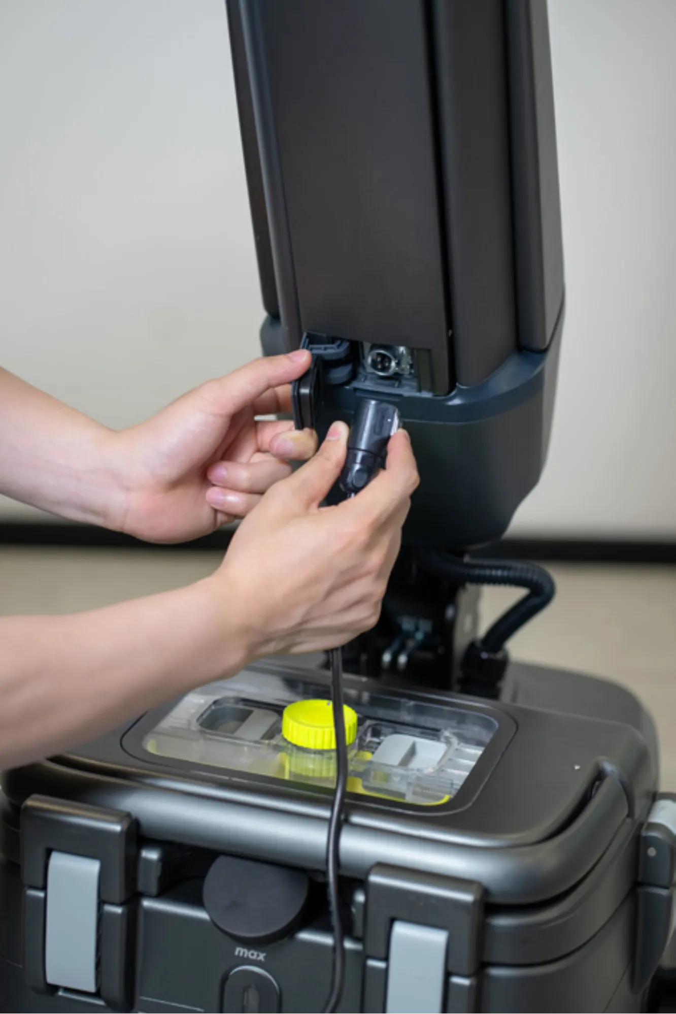 Подключение зарядного кабеля