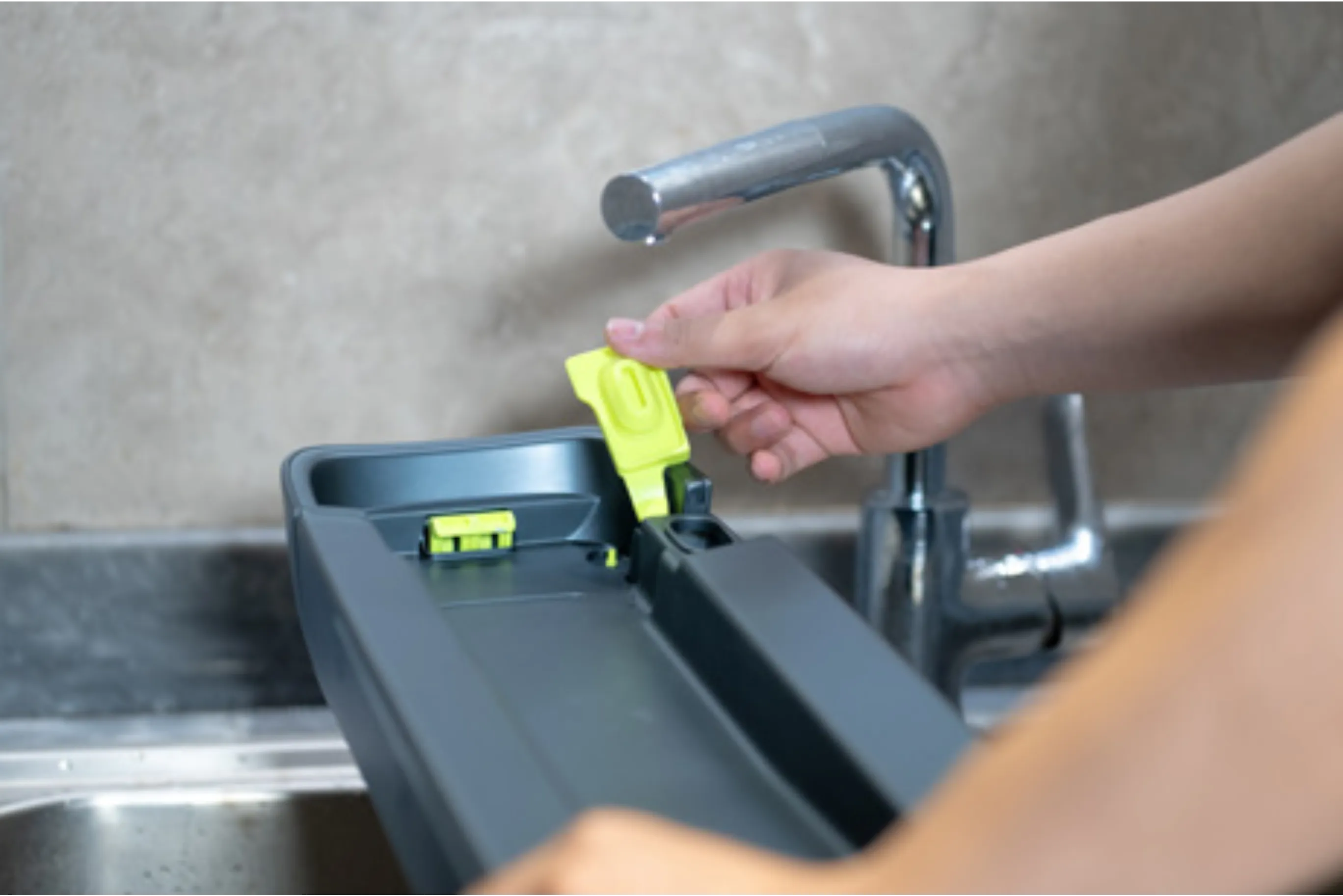 Открытие крышки бака